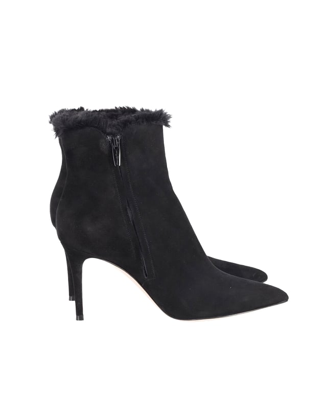 VINTAGE, RRP AS NEW
Sleek and sophisticated, Gianvito Rossi's black fur-lined suede ankle boots are a wardrobe staple for any season. A zip fastening at the side makes them easy to slip on and off, while the pointed toe and stiletto heel keep them elegant and ladylike.
Gianvito Rossi Fur Lined Ankle Boots in Black Suede
Condition: very good
Color: black
Material: Suede
Size: EU40
Sign of wear: light wear
SKU: 250800