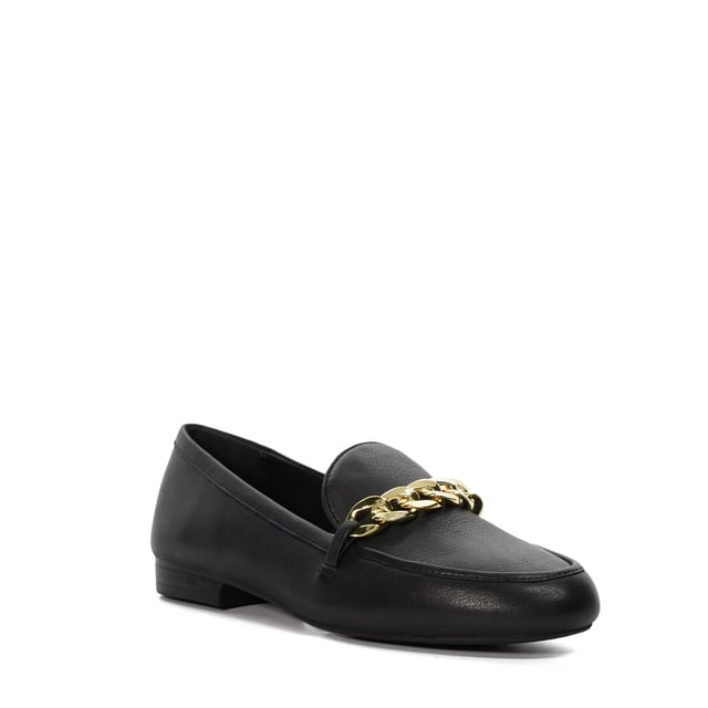The new way to update your shoe collection? Large chain detailing. Meet Gaiia: the loafer made to elevate your semi-smart lineup, designed in-house with a clean almond-toe silhouette, accented with a contemporary finish.