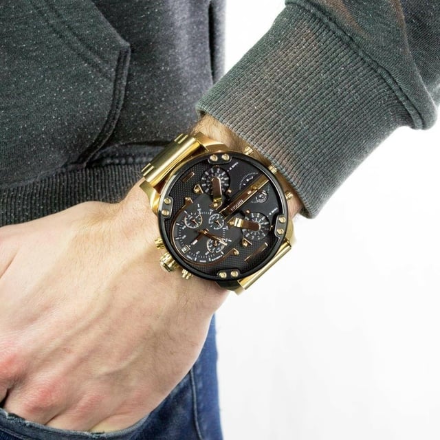 Merk:DieselModel:Barcodenummer:737993335399Sterieur:HerenCase Maat:57MMC Case Kleur:Case Materiaal:Roestvrij StaalAanduiding Kleur:Band Materiaal:Roestvrij StaalBand Kleur:GoudMovement:Chronograaf:Waterbestendigheid: