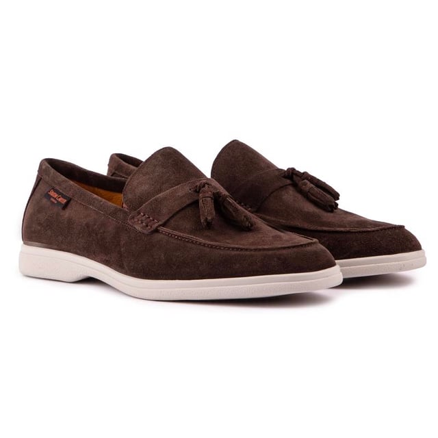 El mocasín Simon Carter Salmon es un modelo elegante e informal. Slip-on sofisticado con una parte superior de gamuza suave. forro de cuero. Decoración con borlas en el sillín y estampado y diseño exclusivos de Simon Carter. La suela flexible inspirada en los zapatos náuticos ofrece una excelente comodidad antideslizante. Hecho para durar. esto atemporal. El estilo fácil de usar nunca dejará de impresionar.