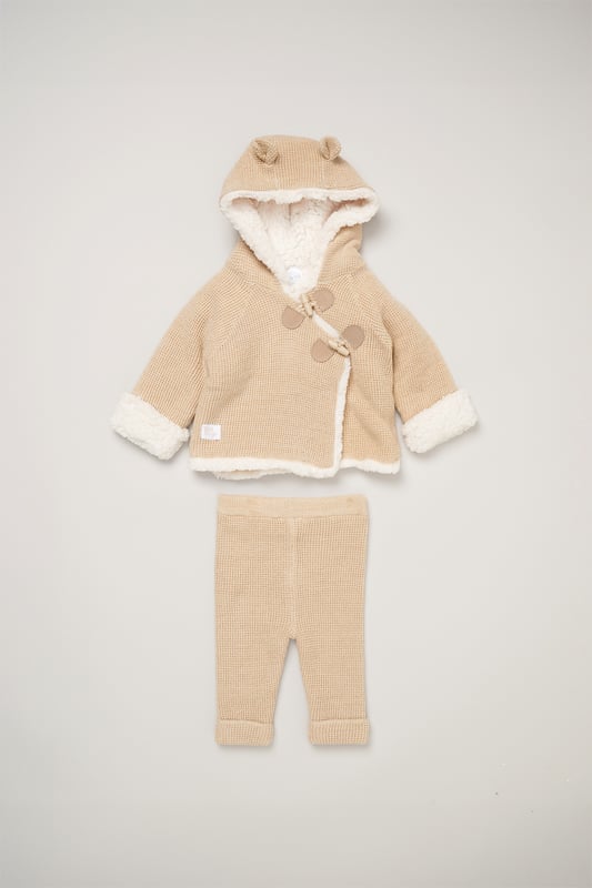 Wrap your little one in cosy comfort with Rock A Bye Baby Boutique's true knit cardigan set. The set features a cardigan with toggle fastening, an inside sherpa lining and a matching pair of knitted trousers. Perfect for outings, it ensures your baby stays snug and adorable.