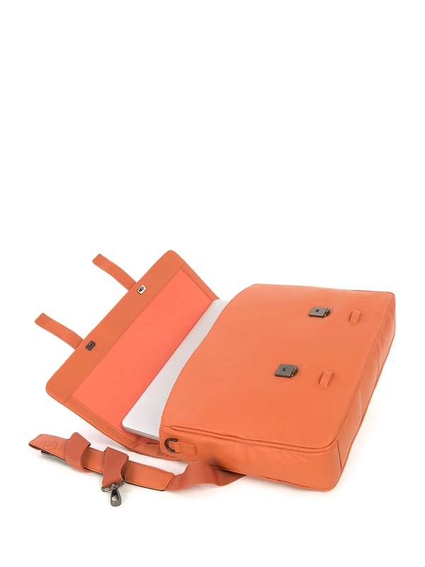 Bolso unisex. El cierre es rápido. Hay dos bolsillos internos abiertos. Los bolsillos externos están ausentes. La bandolera es ajustable y extraíble en piel. El mango es de cuero. Hay un compartimento interno. El material exterior es 100% Piel Auténtica. Internamente es poliéster. Medidas: 32x23,5x4 cm. Producto de moda
