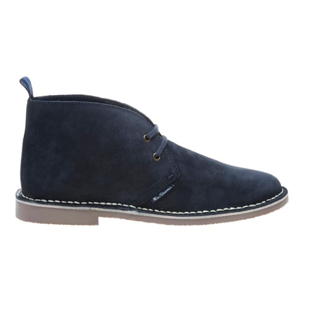 Ben Sherman Hunt-Stiefel Blau Kombiniert mit Jeans und einem Pullover wird der Herren Hunt Boot von Ben Sherman der ideale Freizeit-Schuh sein. Hergestellt aus hochwertigem navyblauen Wildleder, wird der klassische Desert Boot mit einer retro Gummisohle ergänzt.