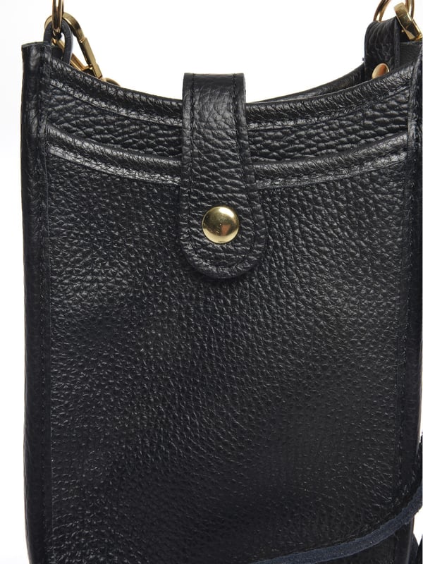 Crossbody tas
100% rundleer
Knoopsluiting aan de voorkant
Afmetingen : 17,5x11,5x2 cm
Schouderriem: 120cm verstelbaar