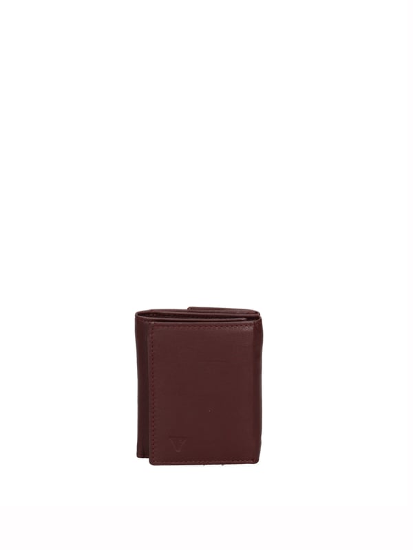 Cartera de hombre. El cierre es con botón de presión. Los bolsillos internos son tarjeteros y porta billetes. Los bolsillos exteriores son uno trasero con clip. Falta la correa para el hombro. Falta el mango. Hay un compartimento interno. El material exterior es 100% Piel Auténtica. Internamente está forrado en piel auténtica. Medidas: 8x10x3 cm. Producto de moda