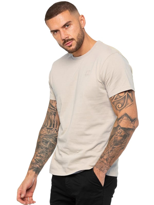 Enzo Herren T-Shirt mit Regulärer Passform. Enzo Gesticktes Logo auf der Vorderseite. Rundhalsausschnitt, Kurze Ärmel. 50% Baumwolle, 50% Elasthan. Maschinenwaschbar (Bitte Etiketten Beachten). Ideal für das Fitnessstudio, Freizeitkleidung
