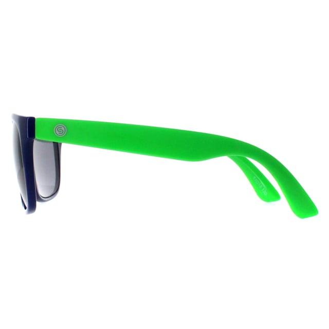 Smarty X2133 C blauwe neongroene grijze zonnebril Zorg ervoor dat je kind opvalt met SMARTY Designer Zonnebril model X2133C, perfect voor jongeren van 7 tot 11 jaar. Deze rechthoekige zonnebril heeft een gestroomlijnd zwart montuur met levendige neongroene kunststof armen en grijze glazen, en biedt superieure UV-bescherming en een gedurfde, moderne look. Het X2133C model combineert trendy design met jeugdvriendelijk comfort en duurzaamheid, waardoor ze ideaal zijn voor elk buitenavontuur. Deze designer zonnebril is verkrijgbaar met een onverslaanbare korting op de normale verkoopprijs en biedt uitzonderlijke kwaliteit en waarde. Voorzie je kind van de ultieme mix van stijl en veiligheid met SMARTY zonnebrillen.