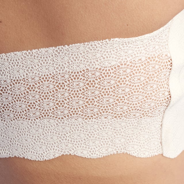 Dieser superleichte Bandeau-BH mit seiner innovativen Verarbeitung macht diesen BH aus der ZERO Feel Lace-Serie von sloggi zum Alltagsliebling.

 Einzelheiten:
 - Funktioneller Bandeau-Stil.
 - Herausnehmbare, gepolsterte Körbchen für eine glattere Form.
 - Mit Mesh gefütterte Körbchen.
 - Einteilige Polsterung.
 - Leicht elastisches Band für besseren Halt.
 - 360° elastisch für absolute Bewegungsfreiheit.
 - Nahtlos.

 Dieser trägerlose Bandeau-BH ist die perfekte Option für alle, die eine Kombination aus Stil, Komfort und Funktionalität suchen. Sein anspruchsvolles Design und seine innovativen Funktionen machen es zu einem unverzichtbaren Bestandteil jeder Garderobe.
 Komposition: 58 % Polyamid, 42 % Elasthan
 Pflege:
- Maschinenwäsche bis 40 °C im Schonwaschgang.
 - Verwenden Sie kein Bleichmittel.
 - Benutzen Sie keinen Trockner.