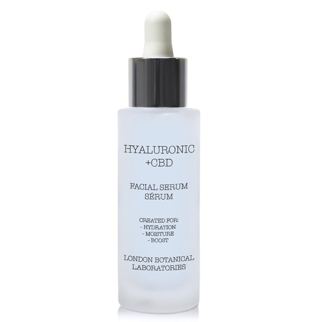 Laat je huid soepeler, gehydrateerd en voller aanvoelen met het Hyaluronzuur + CBD Moisture Surge Gezichtsserum. De huid voelt onmiddellijk veerkrachtig, soepel en fris aan.