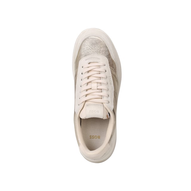 Adéntrate en el glamuroso estilo de las zapatillas con las zapatillas Baltimore Court de BOSS. Confeccionados con relucientes empeines de cuero de primera calidad y suelas de goma duraderas, estos zapatos están diseñados para brindar comodidad durante todo el día con un estilo deportivo. La combinación de colores dorado metálico y el diseño minimalista te permiten combinarlos perfectamente con cualquier conjunto informal. Ponte estas zapatillas versátiles para lograr un look refinado pero relajado y afronta tu día sin esfuerzo.