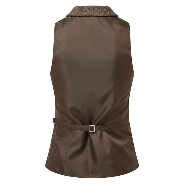 Een aantrekkelijk, veelzijdig vest voor vrouwen. Gestileerd met een reverskraag die naar het hoofdgedeelte van het vest leidt met vijf knoopssluiting. Het visgraatmotief is bereikt door twee gekleurde garens aan elkaar te weven.. Dit gilet is aan de onderzijde volledig gevoerd en aan de achterzijde voorzien van een gesp, zodat de drager zich kan aanpassen.. Materialen: 50% wol, 45% polyester, 5% gemengde vezels.
