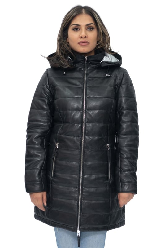 Presentamos nuestra parka de cuero con capucha para mujer, una combinación perfecta de estilo y funcionalidad. Fabricada con atención al detalle, esta chaqueta está diseñada para mantenerte abrigada y cómoda durante las estaciones más frías. La capucha desmontable proporciona versatilidad, lo que te permite adaptarte a las condiciones climáticas cambiantes. Las cremalleras YKK garantizan un cierre suave y confiable, mientras que el acolchado aislante agrega una capa adicional de calidez. El efecto acolchado en todo el abrigo agrega un toque elegante y realza su atractivo visual. El cuello alto proporciona protección adicional contra los vientos fríos, mientras que los dos bolsillos verticales para calentar las manos en la cintura ofrecen comodidad y opciones de almacenamiento. • Capucha desmontable para opciones de estilo versátiles • Cremalleras YKK para un cierre confiable y suave • Acolchado aislante para mayor calidez • Efecto acolchado en todo el abrigo para mayor estilo • Cuello alto para mayor protección contra los elementos • Dos bolsillos verticales para calentar las manos en la cintura para mayor comodidad y almacenamiento.