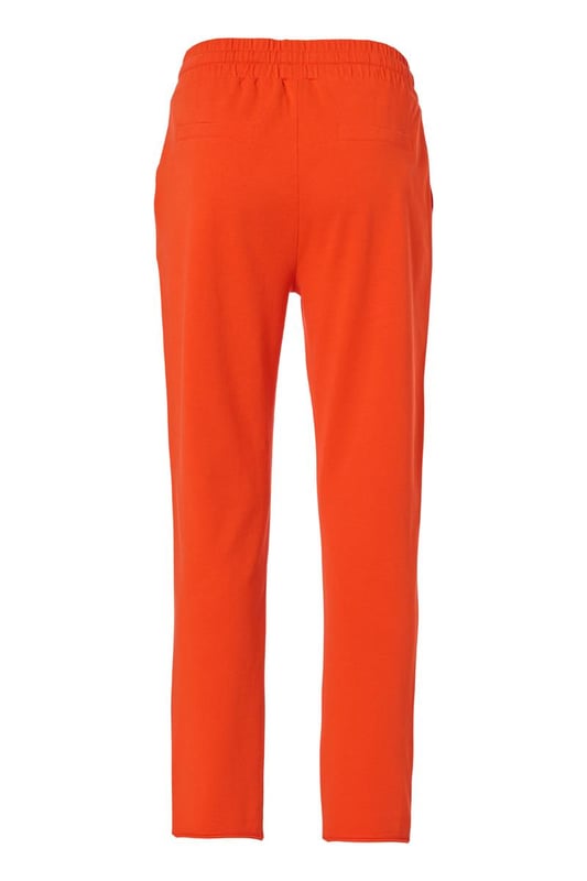 Entdecken Sie die orangefarbenen Jogginghosen aus der Caroline Tensen-Kollektion, bei denen Stil und Komfort Hand in Hand gehen. Diese Jogginghose für Damen erhält durch den dezenten Kordelzug in der Taille einen luxuriösen Look. Mit ihren Vorder- und Gesäßtaschen und dem modisch schmal zulaufenden Bein hat diese Hose den perfekten trendigen Look. Der elastische Hosenbund ermöglicht es Ihnen, die Passform ganz nach Ihren Wünschen anzupassen, für maximalen Komfort. Die fröhliche orange Farbe macht die Jogginghose Dakota zu einem vielseitig einsetzbaren Kleidungsstück, das in Ihrem Kleiderschrank nicht fehlen sollte. Egal, ob Sie ein entspanntes Outfit für zu Hause suchen, einen sportlichen Look für das Fitnessstudio kreieren möchten oder einen lässig-schicken Look für Ihre täglichen Aktivitäten benötigen, diese Hose bietet die ideale Lösung. Die Caroline Tensen-Kollektion bietet auch ein passendes Oberteil, sodass Sie die Hose als Set tragen oder für einen lässigeren Look mit einem Damen-T-Shirt kombinieren können. Aus 100 % hochwertiger Baumwolle gefertigt, fühlt sich diese Hose wunderbar weich an und bietet höchsten Tragekomfort.