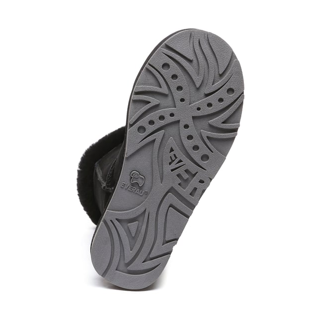 Confeccionadas con tres cierres de cuerno para un toque de estilo en el diseño clásico atemporal, las botas Ashy cuentan con una suela de doble capa ligera que ofrece tanto flexibilidad como durabilidad. Ya sea atadas o dobladas hacia abajo, los tres botones de cuerno permiten un estilo versátil para adaptarse a tus preferencias. Producto No. EAU3018 Descripción: Parte superior de piel de oveja de doble cara - Forro de lana de oveja - Suela de TPR