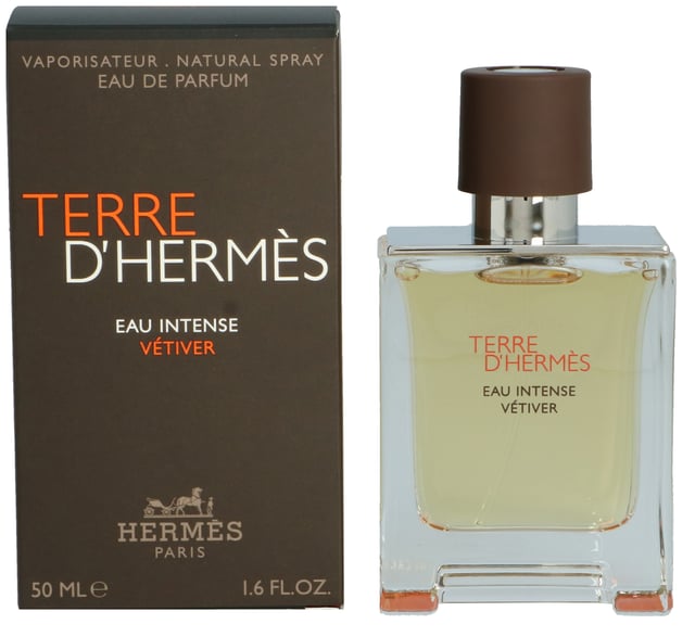 Terre D'hermès Eau Intense Vetiver ist ein holzig-aromatischer Herrenduft, der 2018 von Hermès auf den Markt gebracht wurde. Der Duft wurde von Christine Nagel kreiert und mit Szechuanpfeffer und Vetiver entwickelt. Der Duft hat Kopfnoten von Bergamotte, Grapefruit und Zitrone, die ihm einen frischen, natürlichen, zitrischen Auftakt geben, bevor er auf ein Herz aus Sichuanpfeffer und Geranie trifft. In der Basisnote dominiert Vetiver zusammen mit Olibanum, Patchouli und Amberholz. Die Noten verbinden sich zu einem besonderen Duft, der raffiniert, anspruchsvoll und stilvoll ist. Der Duft ist einzigartig, er ist stark und wird am besten im Sommer oder bei wärmerem Wetter getragen.