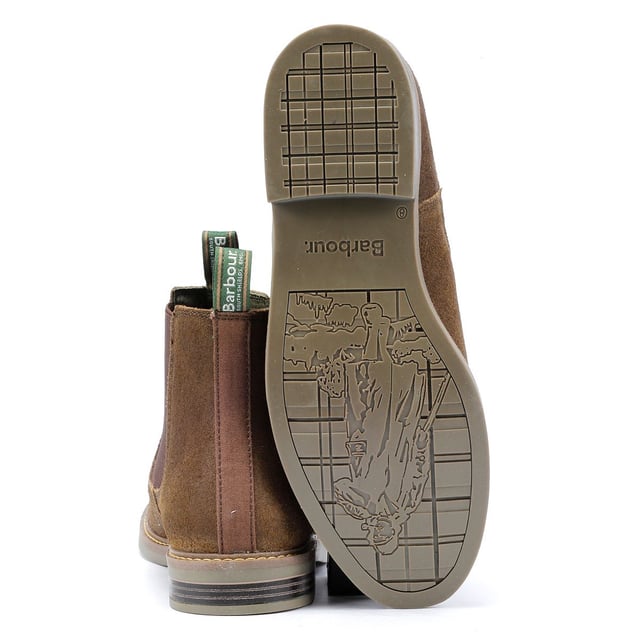 Der Farsley Chelsea Boot hat ein Obermaterial aus Wildleder und eine Zugschlaufe mit dem Barbour-Logo. Die Gummisohle mit Holzpaneel-Details ist mit einer robusten, zementierten Konstruktion an das Obermaterial geklebt und sorgt für maximale Haltbarkeit und Komfort.