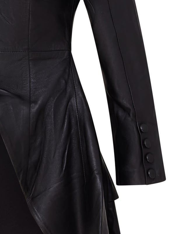 Deze lange jas, geïnspireerd op Victoriaanse en Edwardiaanse stijlen, heeft een strak uitlopend design gemaakt van 100% premium leer. Perfect voor gothic en punk mode, het is een gedurfd statement piece dat vintage charme combineert met een moderne rand. Lange uitlopende jas voor een opvallende look Gemaakt van 100% premium leer voor duurzaamheid en luxe Victoriaanse en Edwardiaanse invloeden met een eigentijdse twist Perfect voor gothic, punk of alternatieve modestijlen