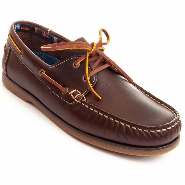 Made in Spain. Purapiel guarantee, 10 years warranty. Men's casual boat shoes. Made in 100% natural leather. Top quality materials. Handcrafted stitching. Non-slip rubber sole. Padded insole. Manufactured by other brands for our brand.