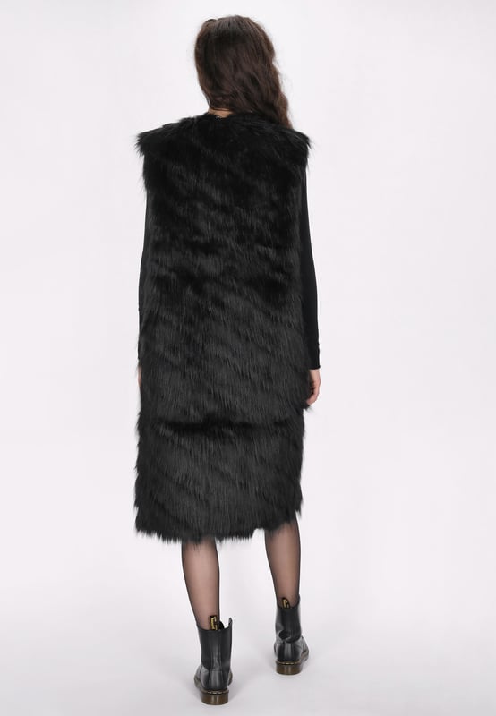 Dieses luxuriöse ärmellose Oberteil mit einer weichen, fellähnlichen Textur strahlt Raffinesse und Stil aus. Der gerade Saum und der offene Kragen machen es perfekt zum Layern über Outfits für zusätzliche Wärme oder als schickes Fashion-Statement. Das schlichte, aber elegante Design betont die strukturierte Oberfläche und Silhouette und schafft einen auffälligen Look, der sowohl vielseitig als auch modisch ist.  Weste