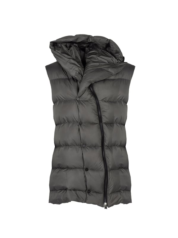 El color uniforme de nuestra chaqueta es la solución ideal para aquellos que valoran la elegancia y la simplicidad en sus estilismos diarios, además de la facilidad para combinarla con otros elementos del vestuario.

El diseño más largo proporciona no solo un confort excepcional y calidez en los días más fríos, sino que también añade a la silueta una apariencia esbelta y un acabado clásico, perfecto tanto para el uso diario como para ocasiones más formales.

El gorro, por su parte, es un agregado práctico que protege contra las condiciones climáticas adversas, y al mismo tiempo le da a la chaqueta un carácter moderno y deportivo.

Cerrada con cremallera y botones, la chaqueta sin mangas ofrece protección adicional contra el viento y el frío, además de permitir un rápido y cómodo ponerse y quitarse, lo cual es extremadamente práctico en el uso diario.

Fabricada en Italia, lo que garantiza la más alta calidad de los materiales y una fabricación precisa, característica de la artesanía italiana, famosa por su atención a cada detalle y excepcional habilidad artesanal.