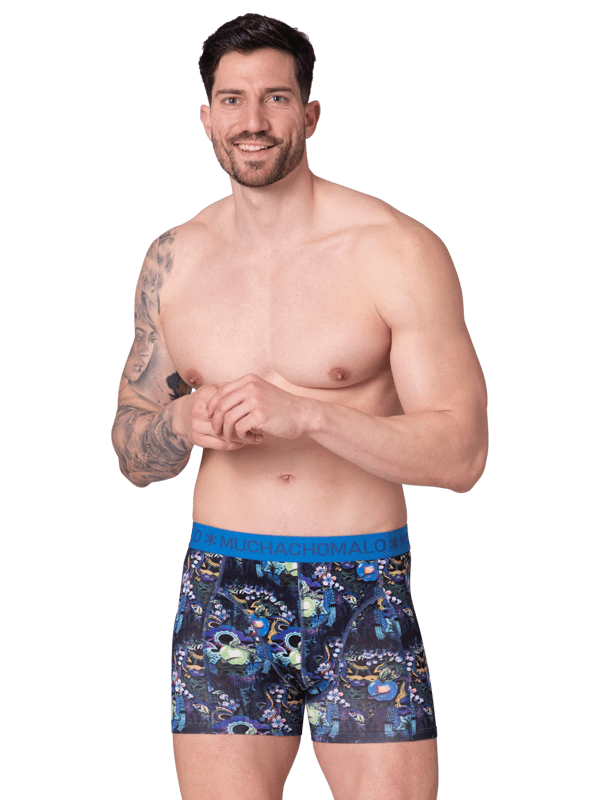 Die Boxershorts/Unterhosen von Muchachomalo sitzen wie angegossen und sind aus hochwertiger Baumwolle gefertigt. Ein weicher, elastischer Bund mit Logo aus Mikrofaserstoff sorgt für zusätzlichen Komfort.  Spezifikationen • 2 Stück • Normale Passform • Flache Nähte für zusätzlichen Komfort • Weicher Bund mit Muchachomalo-Logo  Wartung • Bei 30 Grad waschen • Nicht im Trockner trocknen • Bei mittlerer Hitze bügeln (2 Punkte)  Warum Muchachomalo? Muchachomalo arbeitet nur mit Fabriken zusammen, die BSCI- und OEKO-TEX-zertifiziert sind. Ziel dieser Fabriken ist es, die Arbeitsbedingungen kontinuierlich zu verbessern. Sie kämpfen für das Recht, eine Gewerkschaft zu gründen, für sichere Arbeitsbedingungen und sind gegen Zwangs- und Kinderarbeit. Sie ermöglichen es Verbrauchern und Unternehmen außerdem, verantwortungsvolle Entscheidungen zu treffen, die unseren Planeten für zukünftige Generationen schützen.