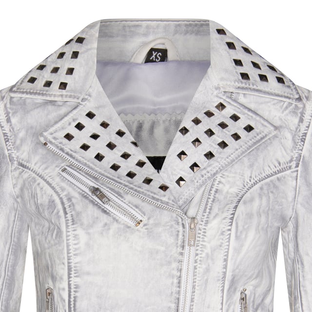 Werten Sie Ihren Stil mit unserer Leder-Bikerjacke für Damen auf, einem zeitlosen Stück, das klassische Elemente mit einem Hauch von Eleganz verbindet. Diese aus luxuriös weichem Leder gefertigte Jacke bietet sowohl Komfort als auch kühne Raffinesse. Diese Jacke ist die perfekte Wahl, um ein mutiges modisches Statement zu setzen, egal ob Sie auf offener Straße oder in der Stadt unterwegs sind. Seine Kombination aus klassischen Designelementen und modernen Features macht es zu einer unverzichtbaren Ergänzung für jede Garderobe. Breite, fallende Revers sorgen für einen starken, stilvollen Auftritt. Eine Brusttasche mit Reißverschluss und zwei Reißverschlusstaschen an der Taille bieten Funktionalität und einen klassischen Biker-Look. Das Innenfutter aus Satin sorgt für eine glatte, bequeme Passform. Silberne Nieten am Revers, am Kragen und am Saum der Jacke betonen den kantigen Stil. Das weiche Leder sieht nicht nur toll aus, sondern fühlt sich auch besonders angenehm auf der Haut an.
