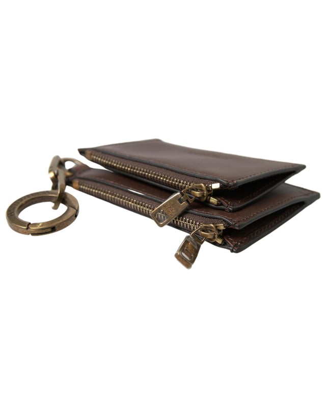 100% läder\n  Dragkedjeförslutning\n  Nyckelring ingår\n  Dolce \u0026 Gabbana-logotypdetaljer\n  Tillverkad i Italien\n  Mått: 11 cm x 8 cm x 2 cm\nMaterial: 100% läder
