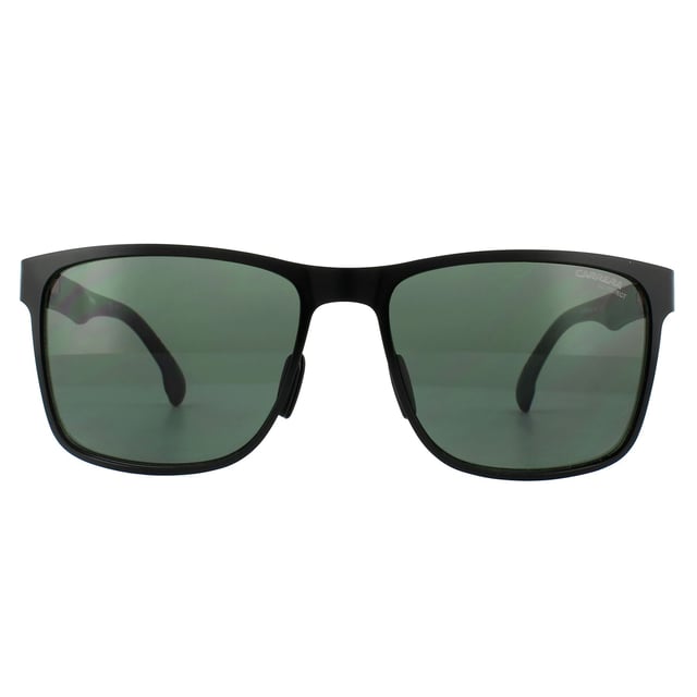 Las gafas de sol Carrera 8026/s 003 QT Matt Black Green están dotadas de plaquetas de caucho Megol en las patillas y en la nariz para un mayor agarre y comodidad, además de bisagras de resorte integradas. La montura frontal es cuadrada y metálica, lo que le confiere un fuerte aire masculino.