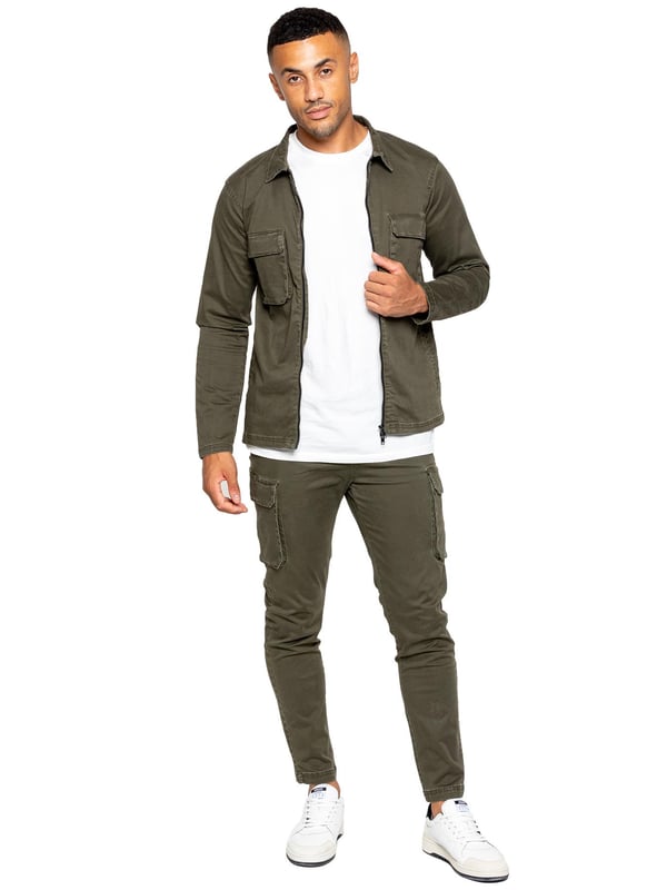 "La chaqueta sobrecamisa cargo Enzo presenta un diseño de manga larga con cremallera y cuello con cuello para una apariencia clásica. Con dos bolsillos cargo planos delanteros y dos bolsillos ribeteados laterales, tendrás amplio espacio de almacenamiento para todos tus elementos esenciales. Los adornos en las mangas y el dobladillo añaden un toque de detalle a esta prenda versátil.