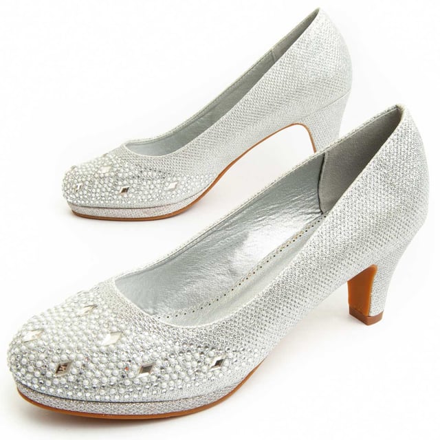 Hochhackige Schuhe für Damen. Bequeme Passform. Von anderen Marken für unsere Marke hergestellt. Ungefähr Maße: 6 cm Absatz.