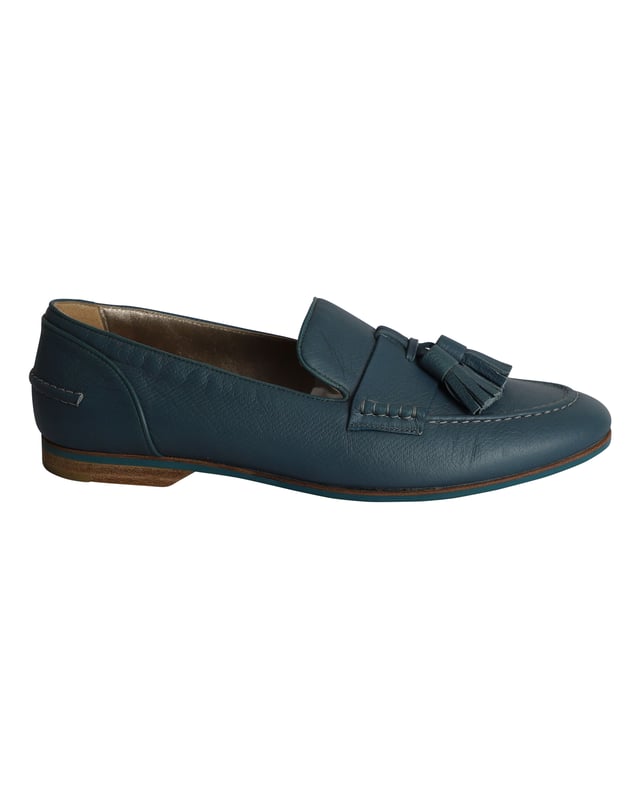VINTAGE, RRP AS NEW
The Lanvin Tassel Loafers combine sophisticated style with casual comfort in signature blue leather. Add them to your collection of chic loafers and high heels.

Lanvin Tassel Loafers in Blue Leather
Material: Leather
Size: EU37.5
Condition: Very good
Sign of wear: Moderate wear on soles and insoles; Minor creasing on vamps
SKU: 292227