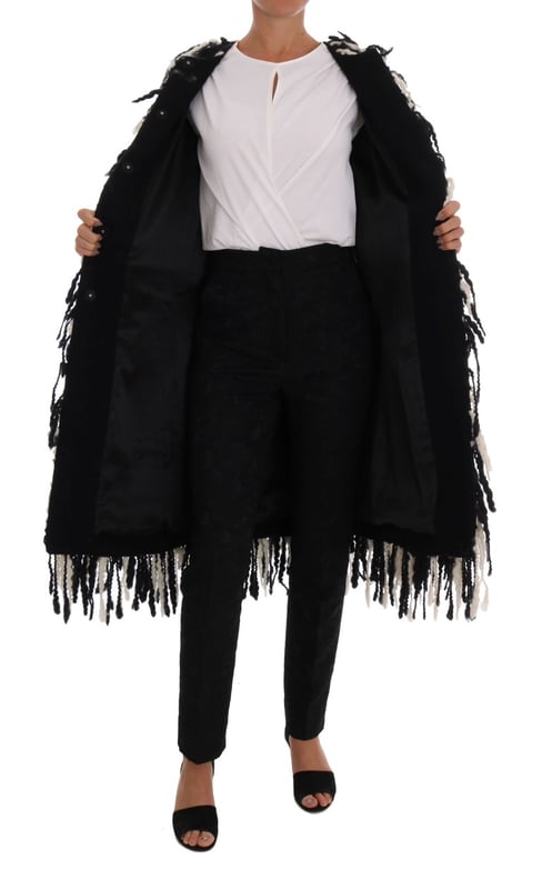 <ul>
  <li>Marca: Dolce & Gabbana</li>
  <li>Estado: A estrenar con etiquetas</li>
  <li>Estilo: Chaqueta de abrigo de lana con flecos</li>
  <li>Color: Blanco y negro</li>
  <li>Cierre: Cuatro botones a presion</li>
  <li>Forro: Seda negra</li>
  <li>Fabricado en: Italia</li>
  <li>Detalles del logotipo</li>
  <li>Material: 83% lana</li>
</ul>