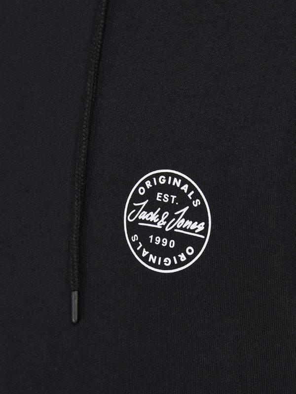 Kapuzensweatshirt mit kleinem Logodruck auf der Brust und Kängurutasche zum Aufwärmen kalter Hände.