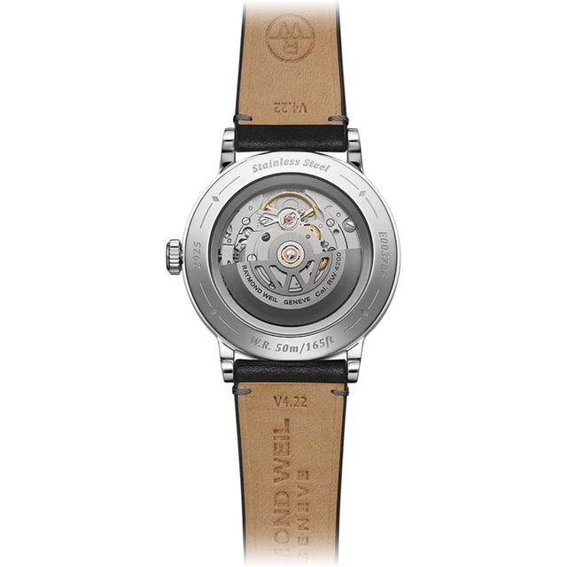 Dit Raymond Weil Heren horloge beschikt over een Automatisch binnenwerk. De kast (39.5 mm mm) is vervaardigd uit RVS (Zilverkleurig) en heeft een Saffierglas. De band is Zwart Leer. Dit horloge uit de Raymond Weil Millesime reeks is een mooi en tijdloos geschenk. Verras jezelf of iemand anders met dit cadeau. Bovendien geniet u hierbij van 2 jaar garantie tegen alle fabricagefouten.