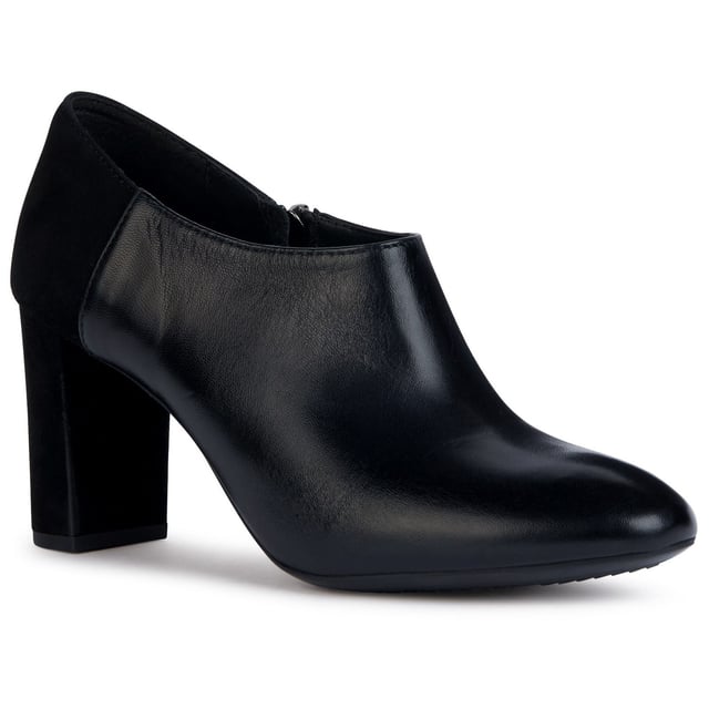 Pheby 80 is an ankle boot with a feminine aesthetic, plenty of bold panache and a design that delivers comfort and breathability. An ideal solution for business looks and important engagements, it features an upper that combines nubuck and suede.