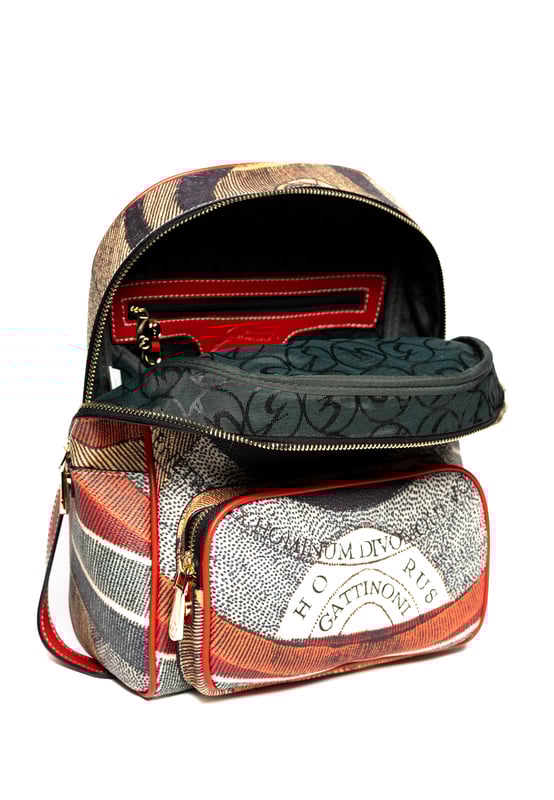 Planetario M Backpack Classic/Red Svep in dig i kosmos mysterium med Gattinoni Planetarium Backpack Dess fängslande tryck och livfulla färger gör denna ryggsäck till ett unikt och originellt tillbehör. Perfekt för dig som älskar att sticka ut från mängden. Mått: 23,5 x 11 x 32,5 cm