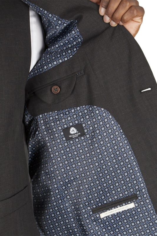 The Racing Green collection is presented with classic understated style and design. The use of classically British heritage that inspires the brand extends through to the cloth, design and typically confident use of colour. This luxury grey puppytooth suit is made from wool rich fabric. The 2 button jacket is on the Racing Green tailored block and features a notch lapel and side vents. The jacket has additional internal pockets including a pocket with a button through envelop flap for added security. Wear with the matching suit trousers and waistcoat to create the perfect look for any occasion.