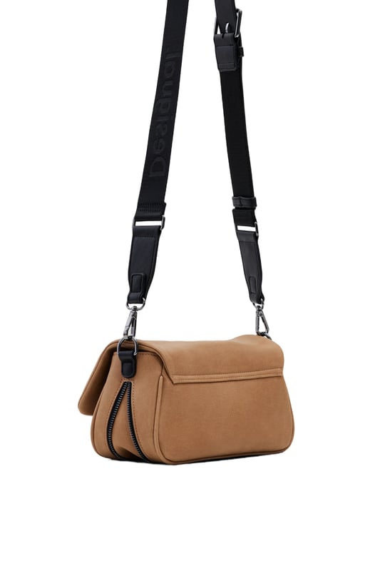 Bolso, con correa de hombro ajustable y removible, expandible con cremallera, 3 compartimentos, 1 bolsillo central, 1 bolsillo interior, detalles en contraste, cierre de cremallera y imán, logo.