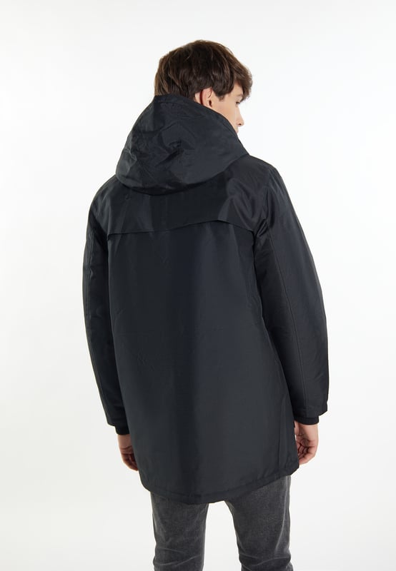 Im klassischen Stil gehalten ist diese Winterjacke von Mo Ihr 24/7 Outdoor-Begleiter. Das robuste, leicht glänzende Material ist beschichtet und wasserabweisend, eine leichte Wattierung sorgt für eine wärmende Isolierung. Die große Kapuze schützt dabei ebenso wie der durch die Knopfleiste verdeckte Reißverschuss. Eine praktische Brusttasche sowie die innenliegenden Rippbündchen an den Ärmeln ergänzen das Modell.  Parka