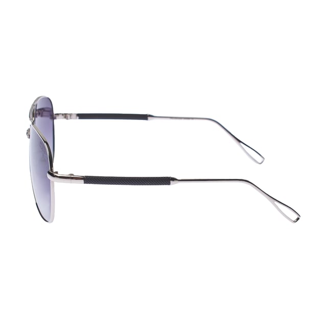 Must Have unisex zonnebril in aviatorstijl met gepolariseerde lenzen en UV-bescherming 400, ontworpen voor maximale oogbescherming en stijl.

 Met een stevig en elegant metalen montuur en zilveren details die een vleugje verfijning toevoegen.

 UV 400 gepolariseerde lenzen blokkeren 100% van de UVA- en UVB-stralen, verminderen schittering en zorgen voor helderder, comfortabeler zicht.

 In het ontwerp is het logo van het merk gegraveerd op de veren en discreet op een van de glazen, wat de authenticiteit en het onderscheidende karakter benadrukt.

 Ze worden geleverd met een zacht reinigingsdoekje om je lenzen brandschoon te houden en een beschermhoesje om ze veilig in op te bergen.

 Deze bril past perfect bij elke look en is ideaal voor wie op zoek is naar bescherming en stijl in één.
 Afmetingen: Lenshoogte: 52 mm, Lensbreedte: 58 mm, Brug: 15 mm, Tempels: 140 mm
 Samenstelling: Metaal
 Onderhoud:
- Alleen wassen met water of, indien nodig, een milde zeep.
 - Droog met een zachte doek om krassen te voorkomen.
 - Vermijd contact met ruwe oppervlakken of schurende vloeistoffen.