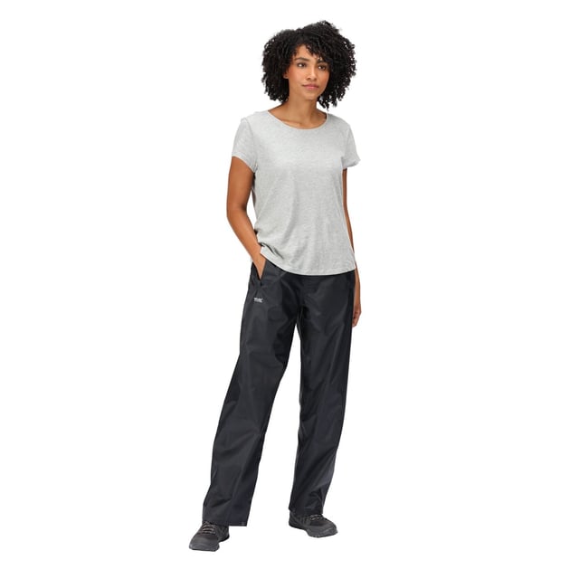Stay protected on the go with the Stormbreak Overtrousers from Regatta. They're waterproof and come with an elasticated waist and two side openings for easy wear. Pop on over your trousers.