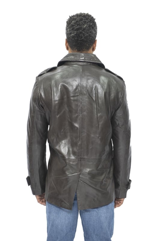 Creado por los holandeses y popularizado por la marina británica, el peacoat es una chaqueta clásica y versátil que ahora se ha convertido en un pilar de la moda masculina moderna. Esta prenda cruzada presenta un cierre de tres botones y solapas anchas con muescas que le aportan una calidad atrevida y contribuyen a la estética llamativa de este abrigo. Esta chaqueta está hecha para ser muy cómoda utilizando nuestro cuero napa de grano completo para crear un acabado suave y liso, con añadidos como puños abotonados y una abertura trasera para ayudar con la comodidad y el estilo. Para mayor practicidad, contamos con dos bolsillos en la cintura de la chaqueta y dos compartimentos adicionales integrados en el forro interior.