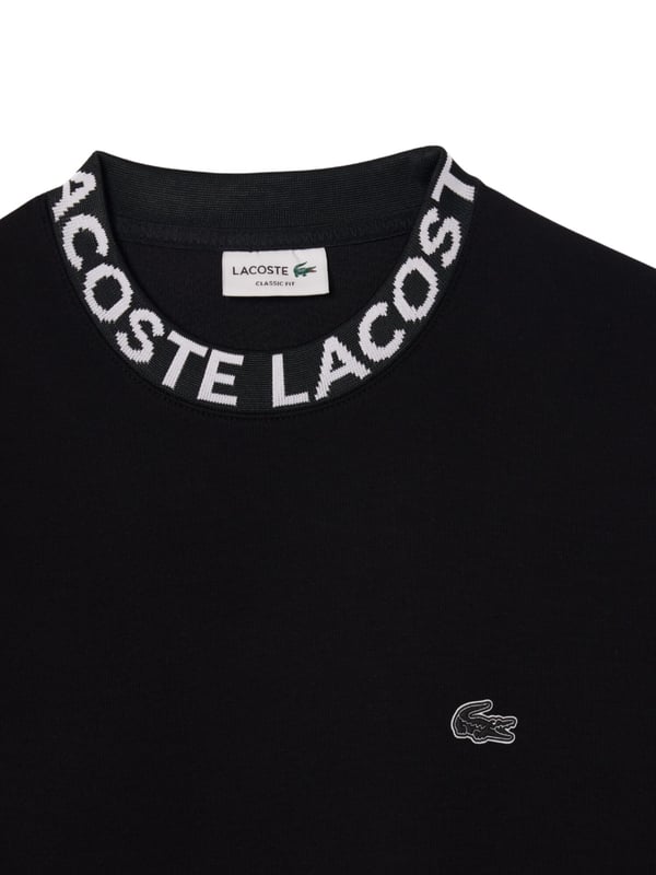 Das Lacoste Herren-Sweatshirt mit Rundhals, Logo-Jacquard-Kragen und elastischem Bund bietet einen einzigartigen Mix aus Eleganz und Komfort. Die Krokodil-Applikation und der Classic Fit verleihen diesem unifarbenen Sweatshirt einen zeitlosen Stil für einen mühelos lässigen Auftritt.