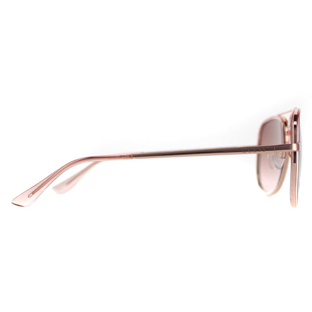 Las gafas de sol Guess Aviator Womens Shiny Pink Smoke Gradient GF0417 son una llamativa silueta de aviador que irradia confianza y estilo, perfecta para hacer una atrevida declaración de estilo. Meticulosamente elaboradas con una montura ligera pero resistente, estas gafas de sol priorizan la comodidad y el estilo duradero, mientras que el icónico logotipo de Guess adorna discretamente las patillas, encarnando una artesanía superior y un gusto refinado. Estas gafas de sol no son sólo un accesorio de moda, sino que ofrecen una protección ocular de primer nivel con lentes de alta calidad que garantizan una magnífica protección contra los rayos UV, aportan claridad y reducen el deslumbramiento.