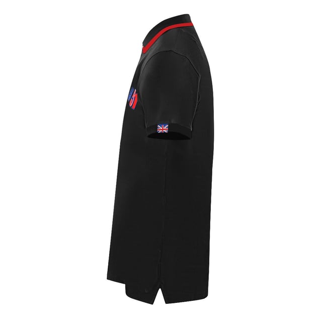Aquascutum London 1851 Svart Polotröja. Se skarp ut i denna snygga Aquascutum Logo Black Polo Shirt, med en ikonisk märkeslogotyp. Från kontorsmöten till kvällsdrinkar, låt denna tidlösa klassiker omedelbart höja din vardagslook! Aquascutum London Broderad Aldis-logotyp omgiven av siffror för 1851 års grundande. 100% Bomull, Vanlig passform, Passar perfekt i storlek. Brittiskt flaggmärke på vänster ärm, Aquascutum Classic Check på undersidan av knapparna, krage, kortärmad, knappstängning. Modellkod: P01323 99