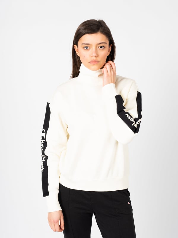 El corte sencillo de esta sudadera es sinónimo de elegancia clásica y versatilidad, haciéndola ideal para cualquier conjunto diario.

El cuello de tipo polo no solo es un elemento de moda, sino también práctico, proporcionando calidez y comodidad en los días más fríos.

Las mangas y el dobladillo terminados con puños garantizan un ajuste perfecto a la silueta y evitan que la tela se deslice indeseadamente.

A lo largo de las mangas, la cinta con el logo añade un toque deportivo y es un distintivo sutil pero reconocible de la marca.

Hecha con tejido de alta calidad, la sudadera garantiza durabilidad y comodidad al usarla, convirtiéndose en una pieza imprescindible en el guardarropa durante muchas temporadas.