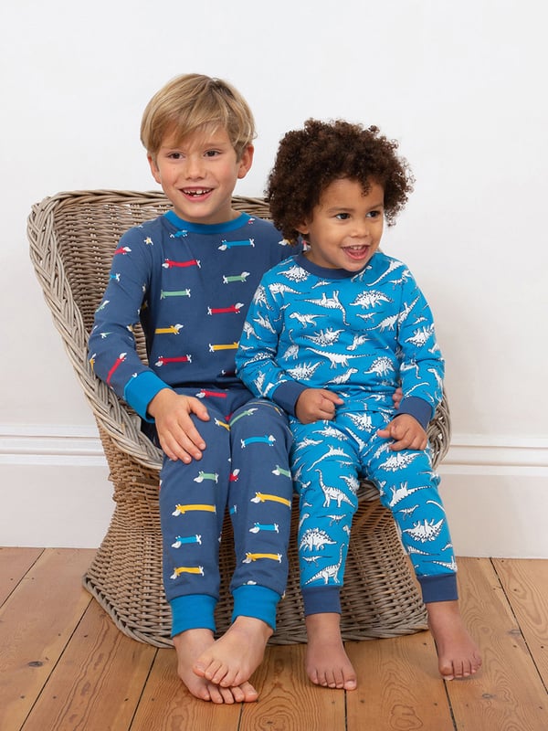 95% organic cotton 5% elastane | Proud to be certified by Control Union to the Global Organic Textile Standard (GOTS) | Dino fan all-over print | Single jersey with a little bit of stretch | Two-piece set | Slim fit | Long sleeved | Elasticated waistband | Round neck with popper shoulder opening (up to and including size 3y) | Ribbed cuffs | Made in Turkey | Machine washable at 40 degrees, or at 30 degrees to be kinder to the planet