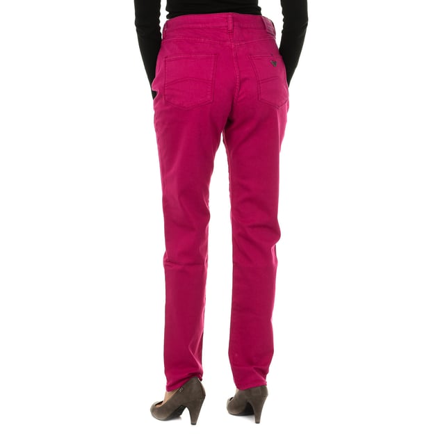 Pantalones largos tejanos.
Color Rosa
Cinturilla con trabillas.
Cierre de cremallera y botón en frontal.
Dos bolsillos en parte delantera y mini bolsillo.
Dos bolsillos en la parte trasera con el logo en metálico.
Regular fit.
Tejido elástico.
Costuras vistas a tono.

Composición:
91% Algodón - 6% Poliester - 3% Elastano.

Instrucciones de lavado:
- Lavar máximo a 30ºC.
- Planchar a media temperatura, máx. 110ºC.
- Permite usar secadora.
- No usar lejía.
- No admite el  lavado en seco.
