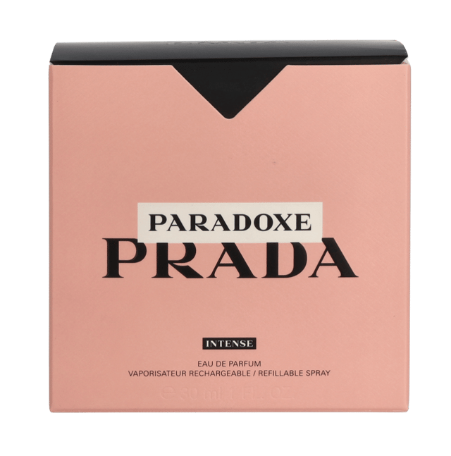 PRADA PARADOXE INTENSE EAU DE PARFUM: NEVER THE SAME, ALWAYS MYSELF Das unerwartete Zusammenspiel von Zartheit und Stärke steht im Mittelpunkt der Prada-Kollektionen, die immer wieder versuchen, Erwartungen und Normen zu hinterfragen. Das Prada Paradoxe Intense Eau de Parfum erforscht die typischen Merkmale der Weiblichkeit; Weichheit, Sinnlichkeit und Zerbrechlichkeit. Mit diesem Damenparfum werden die Codes der Weiblichkeit neu interpretiert, um neue Bedeutungen für eine Frau vorzuschlagen, die nie dieselbe ist und doch immer sie selbst. Sie ist eine Verkörperung der undefinierbaren Weiblichkeit, die Erwartungen unterläuft und ihnen eine unerwartete Intensität verleiht. DIE PARADOXE INTENSITÄT AUSGEWÄHLTER INGREDIENZIEN Paradoxe Intense ist ein blumig-holziges Parfum mit unbestreitbarer Potenz für einen kraftvollen, rätselhaften Ausdruck von Weiblichkeit. Die Facetten des Originalduftes werden verstärkt, um eine Sättigung der olfaktorischen Empfindungen mit Ingredienzien zu erreichen, die typischerweise für zarte Düfte verwendet werden. Das Paradoxe Intense Eau de Parfum von Prada gibt diese feinen Akkorde mit einer neuen, nie dagewesenen Intensität wieder. Noten von Jasmin, Amber und Moos verschmelzen zu einem zarten Parfum, das intensiver nicht sein könnte. Getreu dem kreativen Geist der Marke und unter der Leitung von Miuccia Prada und Raf Simons, wurde der Damenduft von den Givaudan-Parfümeuren Nadège Le Garlantezec, Shyamala Maisondieu und Antoine Maisondieu kreiert. Zusammen ist es ihnen gelungen, Intensität und Zartheit in Einklang zu bringen: Die Intensivierung der Superinfusion von Jasmin macht Paradoxe Intense zu einem angenehm blumigen Parfum und sorgt für eine außergewöhnliche Aura. Die Sinnlichkeit wird mit AmbrofixTM, einer intensiveren, noch lebendigeren Amber-Variation, verstärkt. Ein kühner und kraftvoller Moos-Akkord verleiht dem Parfum eine einzigartige Frische, die süchtig macht und belebt. DAS IKONISCHE PRADA-DREIECK NEU ERFUNDEN Es liegt in der Natur eines Paradoxons, Fragen zu stellen, einen Widerspruch von Elementen zusammenzubringen, um eine tiefe Wahrheit zu enthüllen. Das Prada Paradoxe Intense Eau de Parfum baut auf den ikonischen Grundlagen der Parfum-Linie auf. Es steht für einen Duft, der in seiner Essenz zart und in seiner Ausführung kraftvoll ist. In ihm steckt die Absicht, die Erwartungen an die Weiblichkeit neu zu überdenken und zu rekonstruieren. Der neue Flakon ist &ndash; wie der des Originalparfums &ndash; Ausdruck des Wesens des Hauses, das sich immer wieder neu erfindet: ein ständiger, neugieriger Dialog und die Vorliebe für Kontraste. In Abkehr von der traditionellen Architektur des Parfümflakons, ist der Paradoxe Intense Flakon auf den ersten Blick minimal und zart, inspiriert durch das ikonische Prada-Dreieck, das auf der Seite liegt. Die Akzente des intensiven schwarzen Logos sind in einem tiefen Rosa gehalten, das die Intensität des Duftes andeutet. Der Flakon ist auf der oberen Abschrägung mit dem Schriftzug Paradoxe Intense versehen. In ähnlicher Weise ist die äußere Schachtel des Damenparfums graviert, um die für die Marke charakteristische Kreuzschraffur aus Saffiano-Leder widerzuspiegeln. Das Prada-Logo, das teilweise vom weißen Intense-Etikett verdeckt wird, ist ein Zusammenspiel aus dem tiefen Rosa des Duftes und einem leicht glänzenden, intensiven Schwarz &ndash; ein Symbol für die Zustimmung der Marke zu dieser radikalen neuen Form der Weiblichkeit. PRADA PARADOXE: KREATIVITÄT UND VERANTWORTUNG VEREINT Die neuen Verpackungen der Prada Parfums sind recycelbar, einschließlich der Kartons und Flakons. Die Glasflakons wurden so konzipiert, dass ihr Gewicht und die Verwendung von Glas begrenzt sind. Gleichzeitig sind die Kartons FSC&trade; MIX-zertifiziert, was eine nachhaltigere Auswahl von Papier und Pappe gewährleistet. Das gesamte Franchise-Sortiment ist nachfüllbar, wodurch weniger Verpackungsmaterial benötigt wird. Eine einzige 50-ml-Flasche Prada Paradoxe Intense und eine 100-ml-Nachfüllpackung tragen dazu bei, dass insgesamt 40 % weniger Material verwendet wird als bei drei 50-ml-Flaschen Prada Paradoxe Intense. Dazu gehören 29 % Glas, 67 % Metall, 46 % Kunststoff und 39 % Karton.