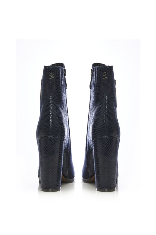 Your new favourite wide fit boot. Amy features a stunning curved block heel with a metallic inner, the contrasting textures on the shoe add further detail whilst still leaving it effortless to style. Complete with a functional inside zip and a decorative outside zip. Style with leather trousers and a blouse.